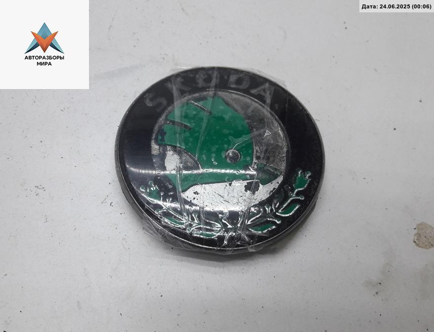 эмблема Skoda Octavia mk1 (A4 1U) 1999, 1.6 л., бензин, МКПП, серый, универсал, 1U0853621 - фото №1