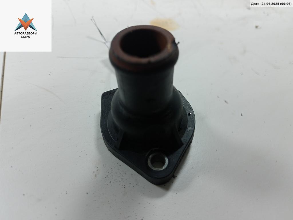 фланец (тройник) системы охлаждения Volkswagen Passat B4 1995, 2.0 л., бензин, МКПП, красный, универсал, 124108624 - фото №1