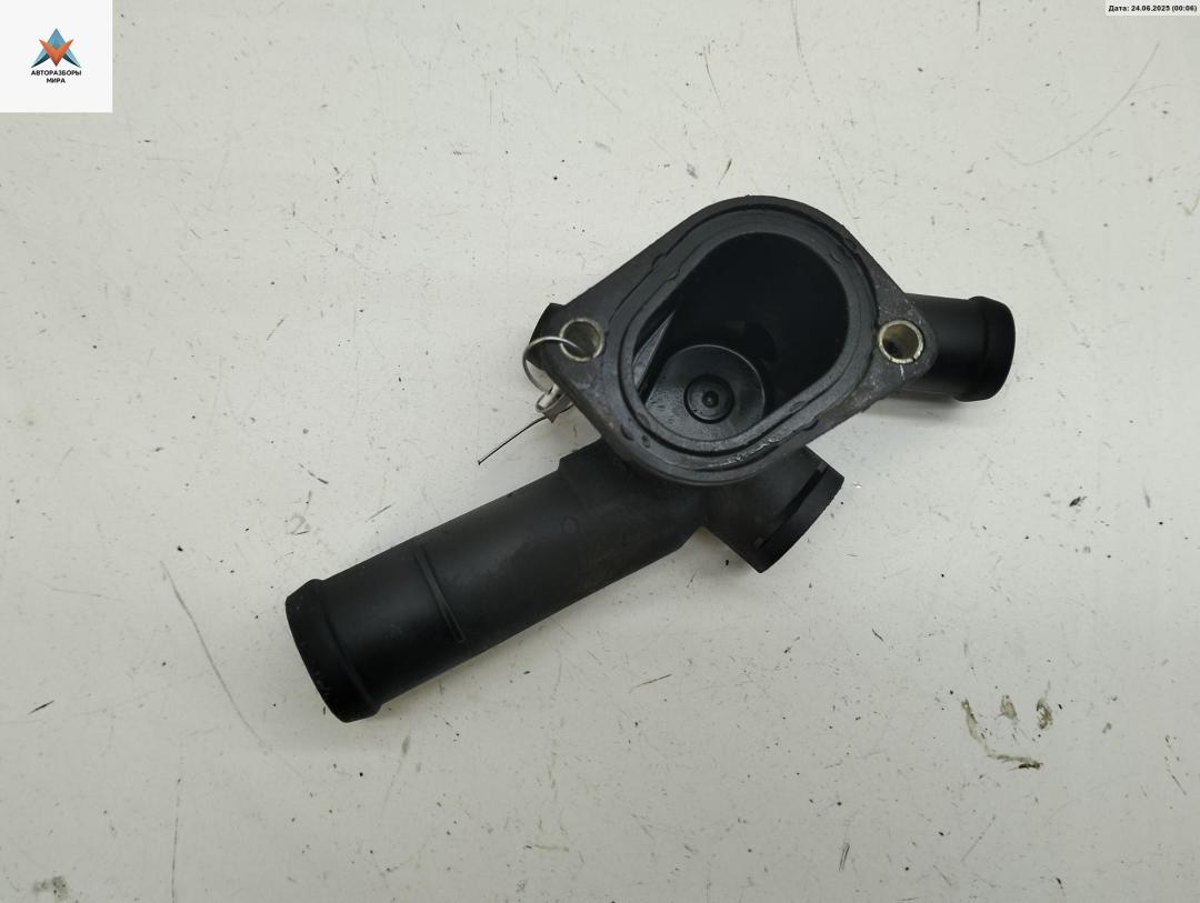 фланец (тройник) системы охлаждения Skoda Octavia mk1 (A4 1U) 1998, 1.6 л., бензин, МКПП, красный, хетчбэк 5 дв., 06A121133D - фото №1