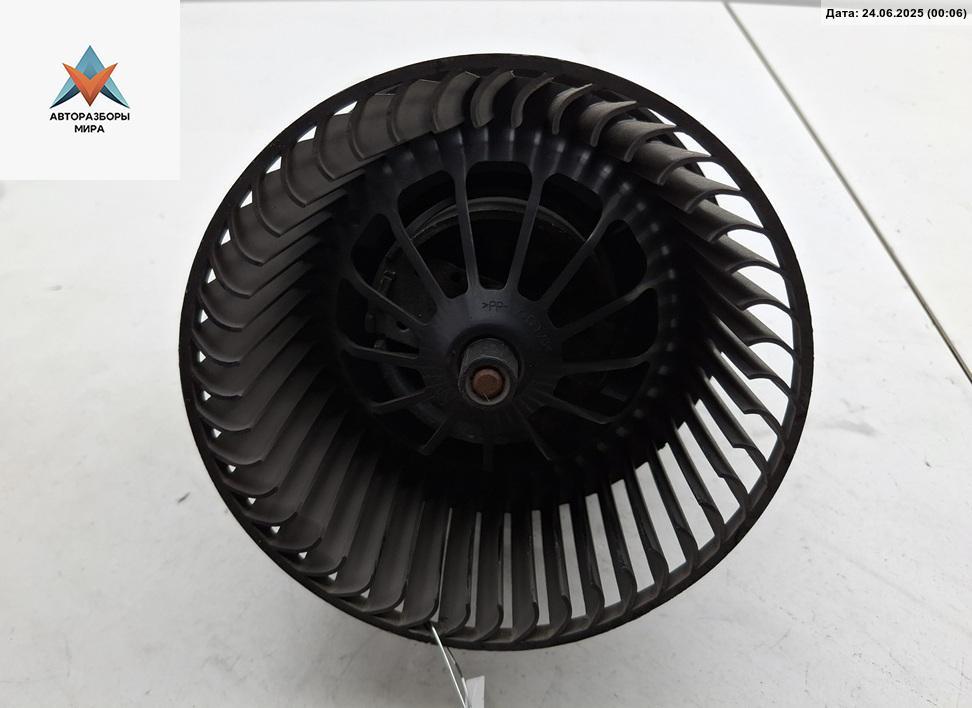 моторчик печки Ford Focus 2 поколение 2006, 1.6 л., дизель, МКПП, чёрный, универсал, 3M5H18456EC - фото №1