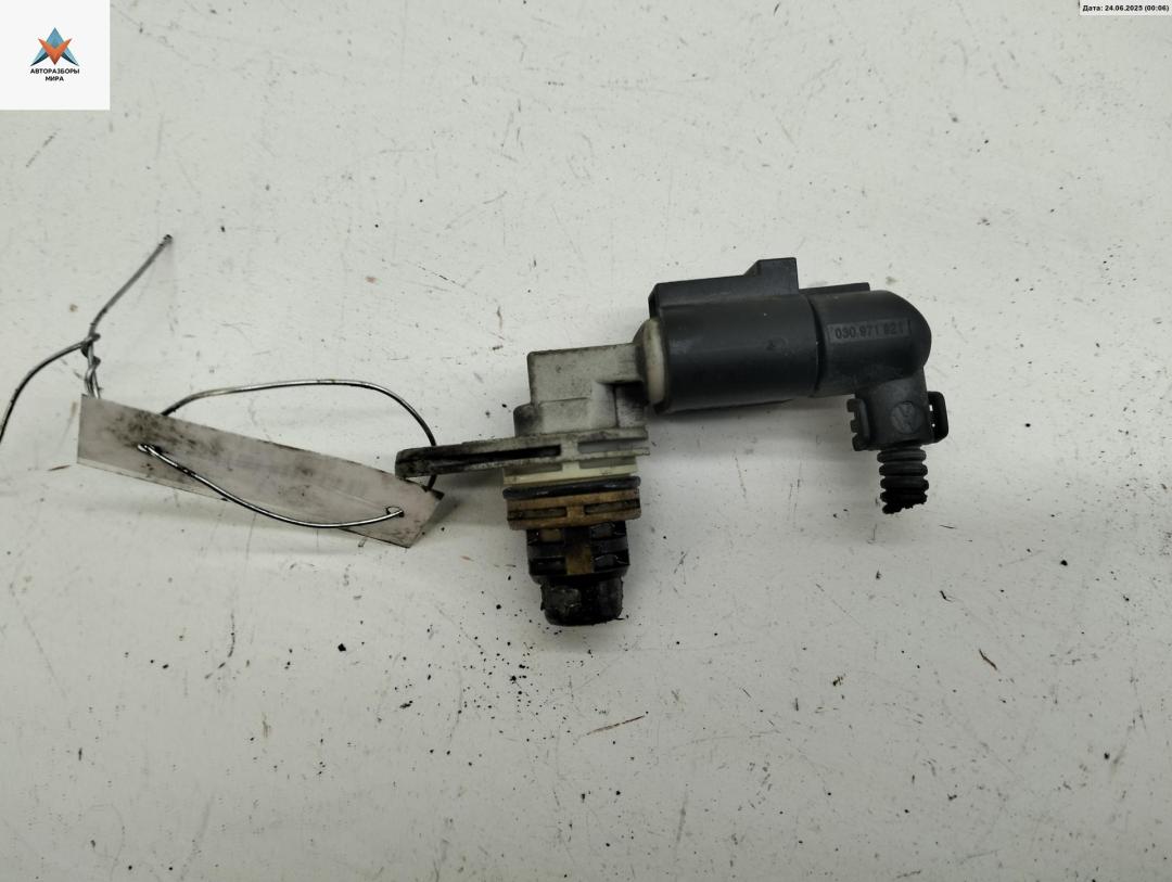 датчик распредвала Volkswagen Golf 5 поколение 2003, 1.4 л., бензин, МКПП, серый, хетчбэк 5 дв., 030907601D - фото №1