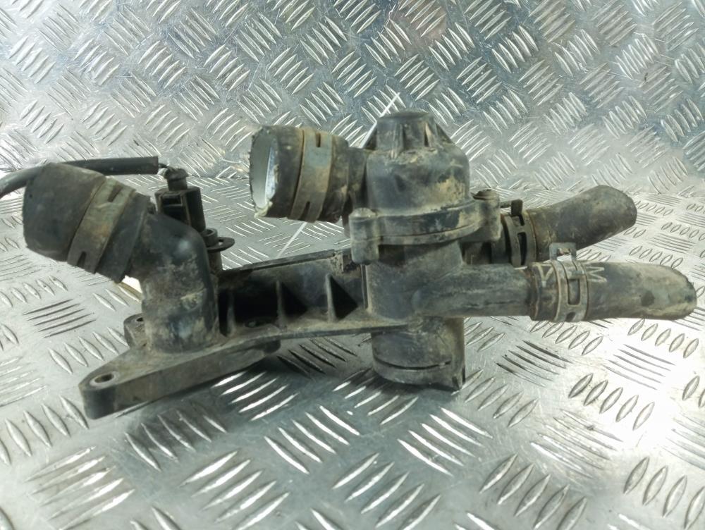 корпус термостата Volkswagen Polo 4 поколение 2003, цвет, 03C12111B - фото №1