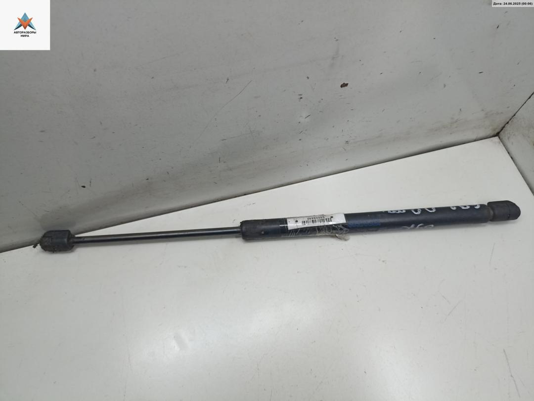 амортизатор крышки багажника (3-5 двери) Opel Omega B 1998, 2.0 л., бензин, МКПП, белый, седан, 90379054 - фото №1