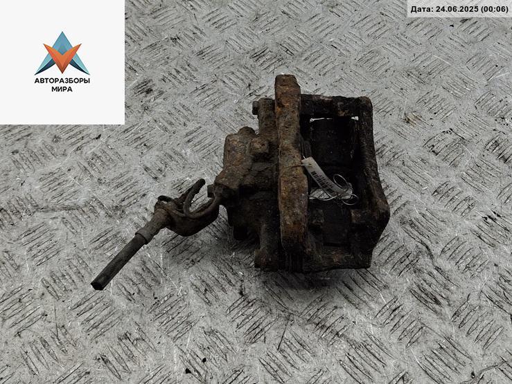 суппорт передний левый Volkswagen Passat B4 1995, 2.0 л., бензин, МКПП, красный, универсал - фото №1