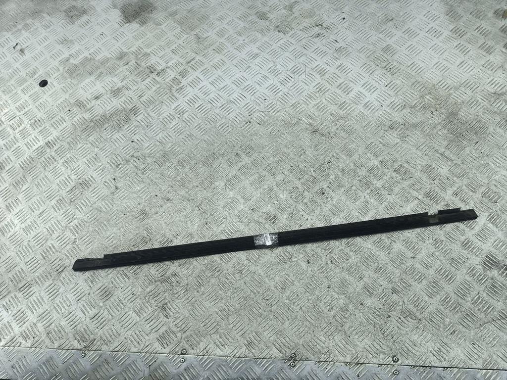 Молдинг стекла двери задней левой наружный Volkswagen Passat B4 1995, 2.0 л., бензин, МКПП, красный, универсал