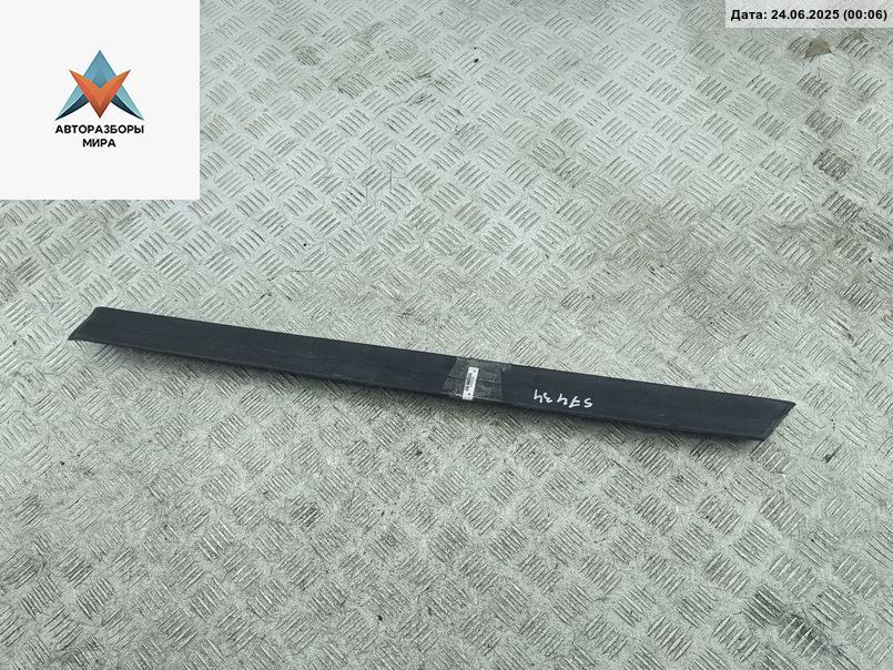 молдинг двери задней левой Volkswagen Passat B4 1995, 2.0 л., бензин, МКПП, красный, универсал - фото №1