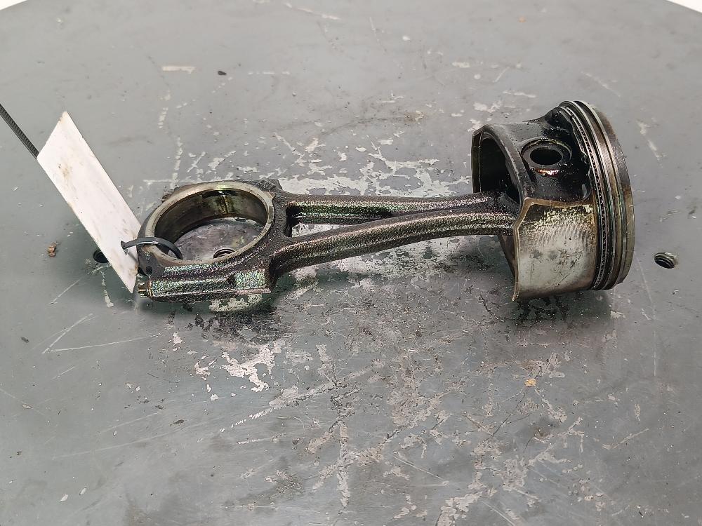 поршень Opel Corsa D 2008, цвет - фото №1