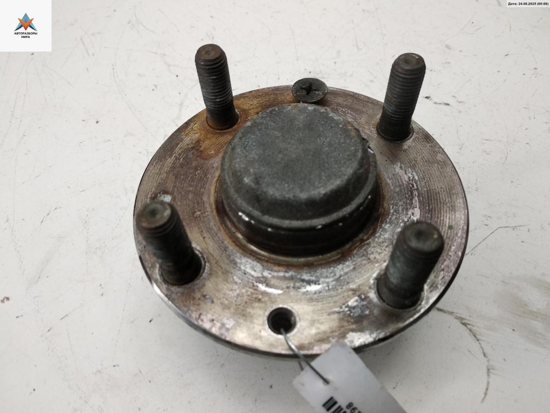 ступица задняя правая Mazda 323 BA 1997, 1.5 л., бензин, МКПП, синий, хетчбэк 5 дв. - фото №1