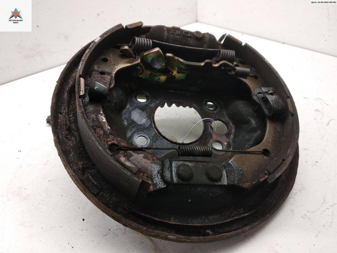 защитный кожух тормозного механизма Mazda 323 BA 1997, 1.5 л., бензин, МКПП, синий, хетчбэк 5 дв. - фото №1