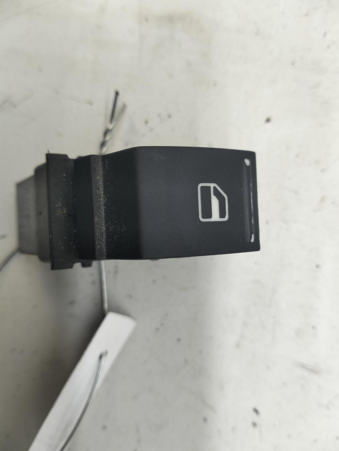 кнопка стеклоподъемника переднего правого Volkswagen Passat B6 2007, 2.0 л., дизель, АКПП, серый, универсал, 7L6959855B