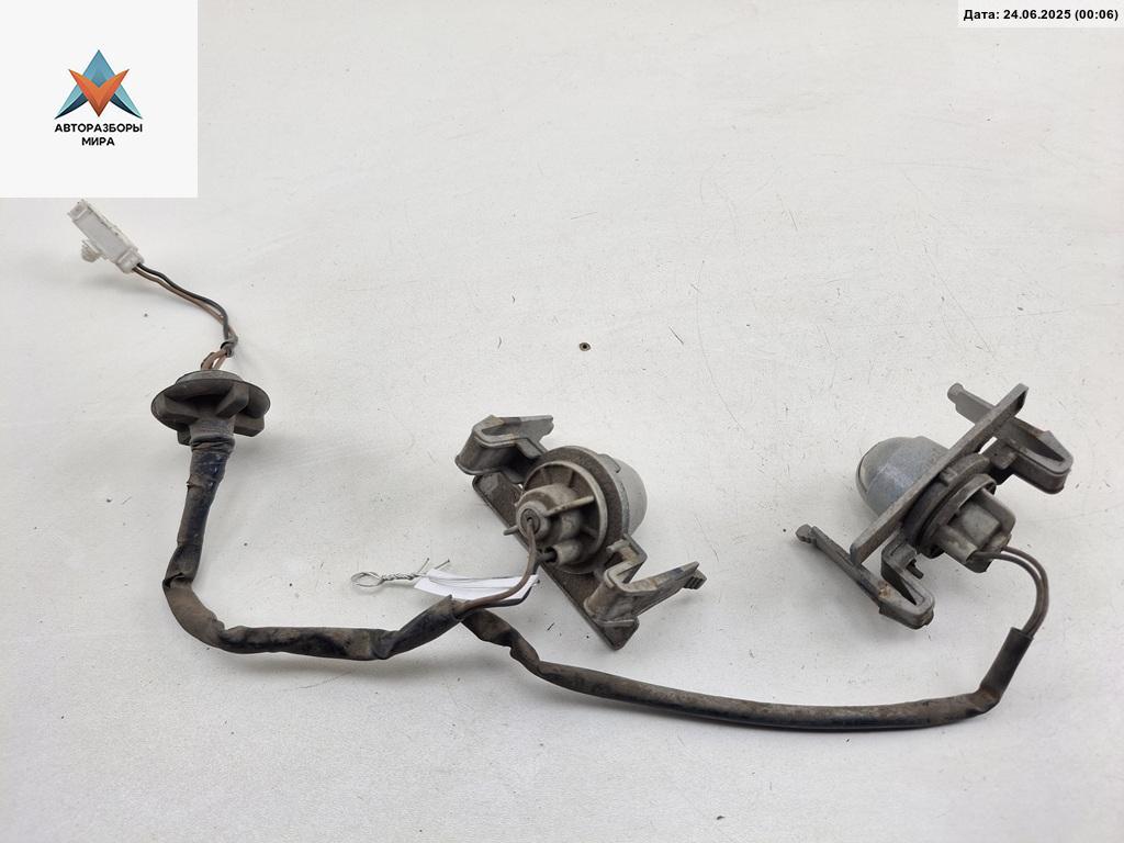 подсветка номера Mazda 323 BA 1997, 1.5 л., бензин, МКПП, синий, хетчбэк 5 дв., 130613365 - фото №1