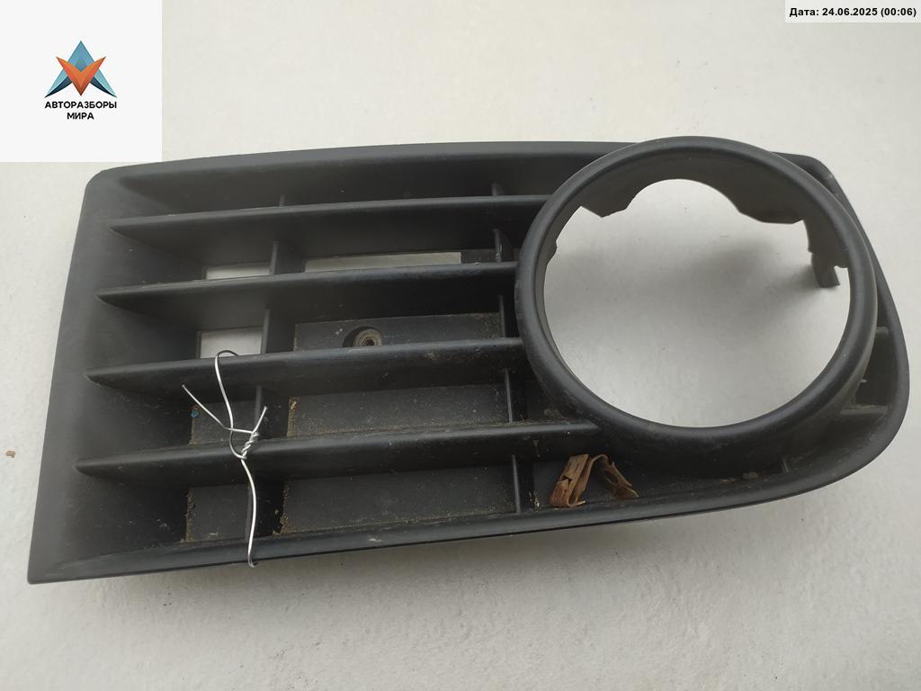 заглушка (решетка) в бампер Volkswagen Golf 5 поколение 2004, 1.6 л., бензин, МКПП, чёрный, хетчбэк 3 дв., 1K0853666B - фото №1