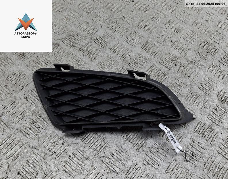 заглушка (решетка) в бампер Mazda 6 GG 2002, 2.0 л., дизель, МКПП, серый, хетчбэк 5 дв., GJ6A50C11 - фото №1
