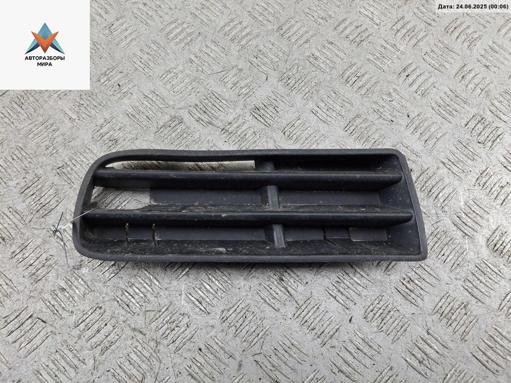 заглушка (решетка) в бампер Volkswagen Golf 4 поколение 2002, 1.9 л., дизель, МКПП, серый, универсал, 1J0853665B - фото №1