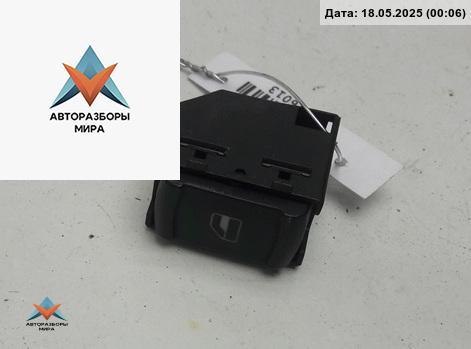 кнопка стеклоподъемника переднего правого Volkswagen Passat B5 1997, 1.8 л., бензин, МКПП, синий, универсал, 3B0959855 - фото №1