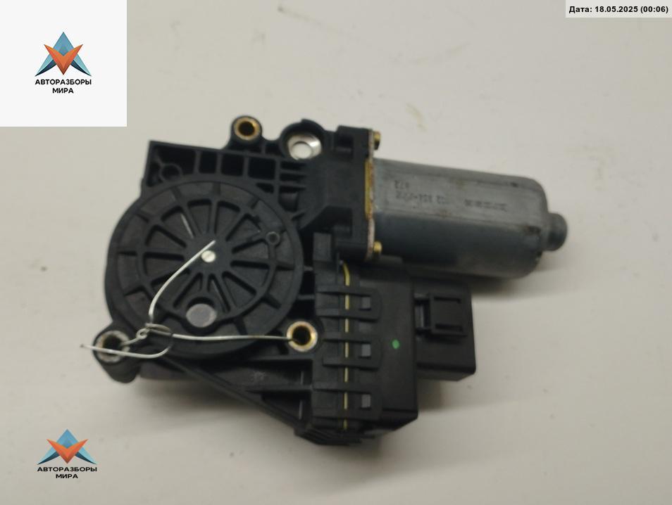 моторчик стеклоподъемника передний правый Audi A6 4B/C5 1998, 2.4 л., бензин, АКПП, синий, седан, 0130821774 - фото №1