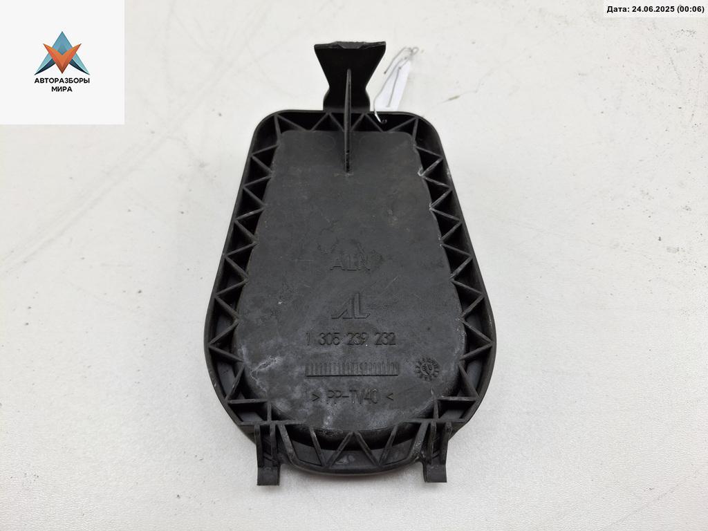 Крышка (заглушка) задняя фары Volkswagen Touran 1 поколение 2003, 1.6 л., бензин, МКПП, серый, минивэн, 1305239232 - фото №1