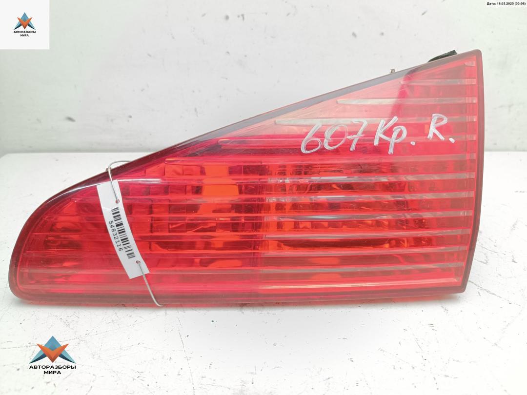 фонарь крышки багажника правый Peugeot 607 1 поколение 2001, 2.2 л., дизель, МКПП, серый, седан, 2543D - фото №1