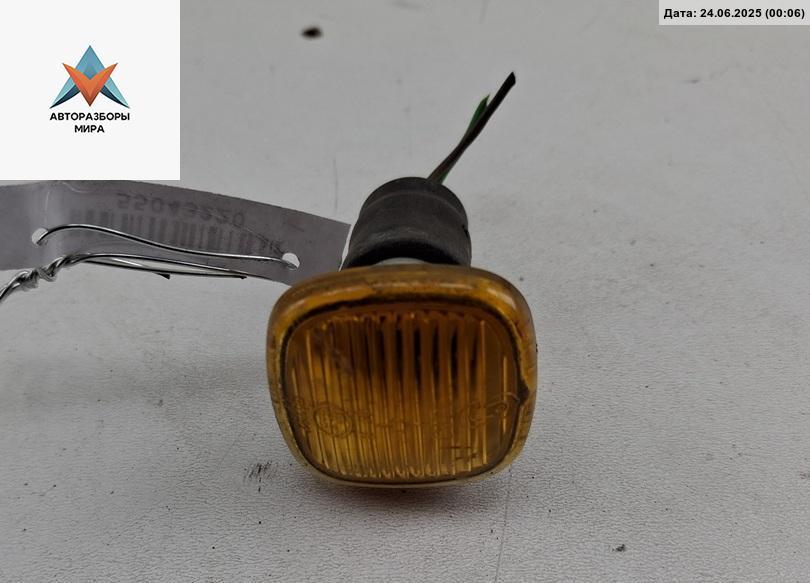 повторитель передний левый Audi A4 B5 1997, 1.8 л., бензин, МКПП, синий, седан, 4D0949127B - фото №1