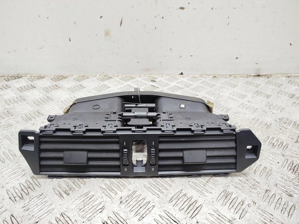 дефлектор обдува салона BMW 5 E60/E61 2004, 2.5 л., бензин, МКПП, чёрный, универсал, 6910734