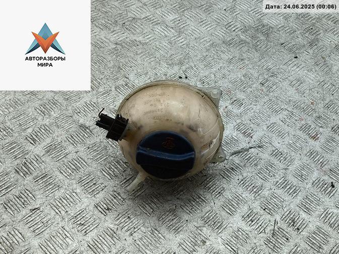 бачок расширительный Volkswagen Golf 3 поколение 1997, 1.6 л., бензин - фото №1