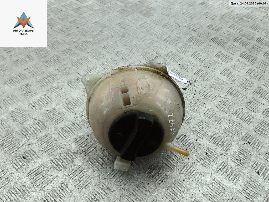 бачок расширительный Volkswagen Passat B4 1993, 2.0 л., бензин - фото №1