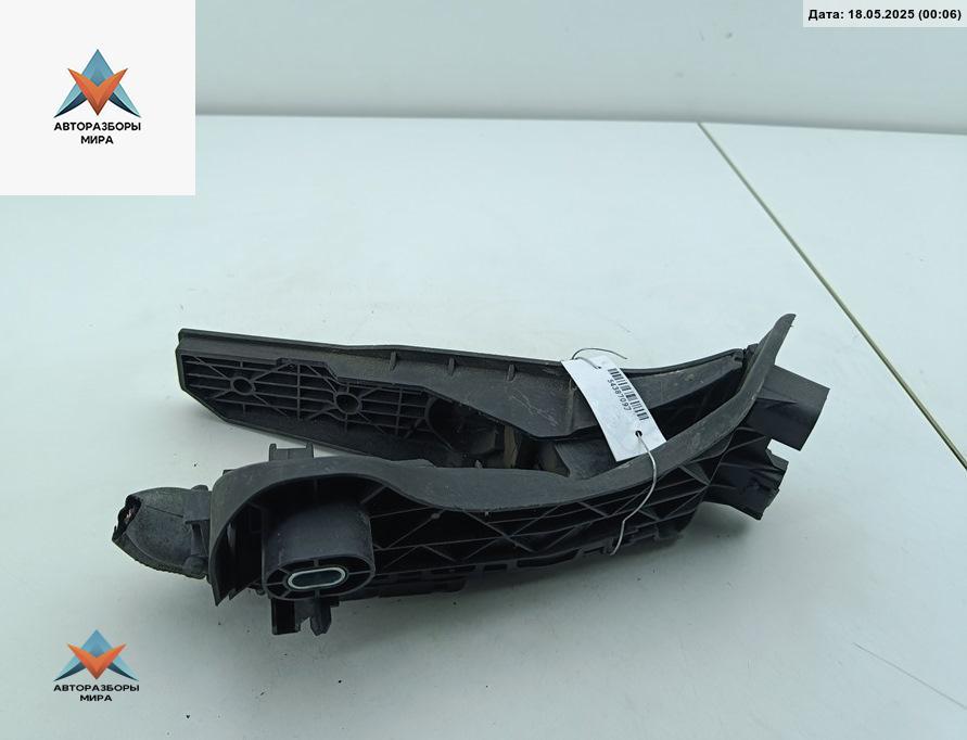 педаль Volkswagen Golf 5 поколение 2004, 1.6 л., бензин, МКПП, чёрный, хетчбэк 3 дв. - фото №1