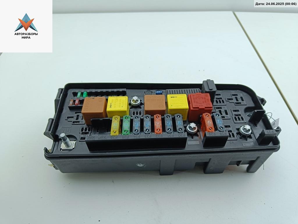 блок предохранителей Opel Vectra C 2002, 2.2 л., бензин, МКПП, серый, седан, 13112920 - фото №1