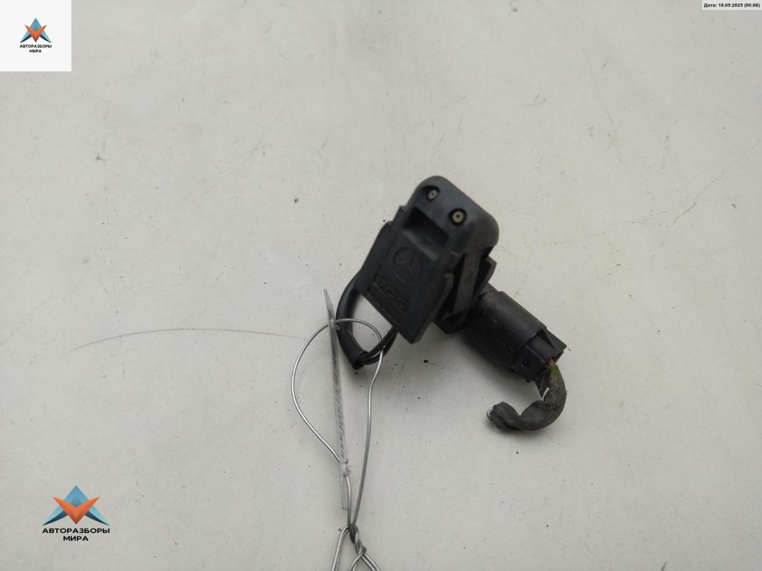 форсунка омывателя лобового стекла Mercedes-Benz C-Класс W203/S203/CL203 2001, 2.0 л., бензин, МКПП, красный, универсал - фото №1