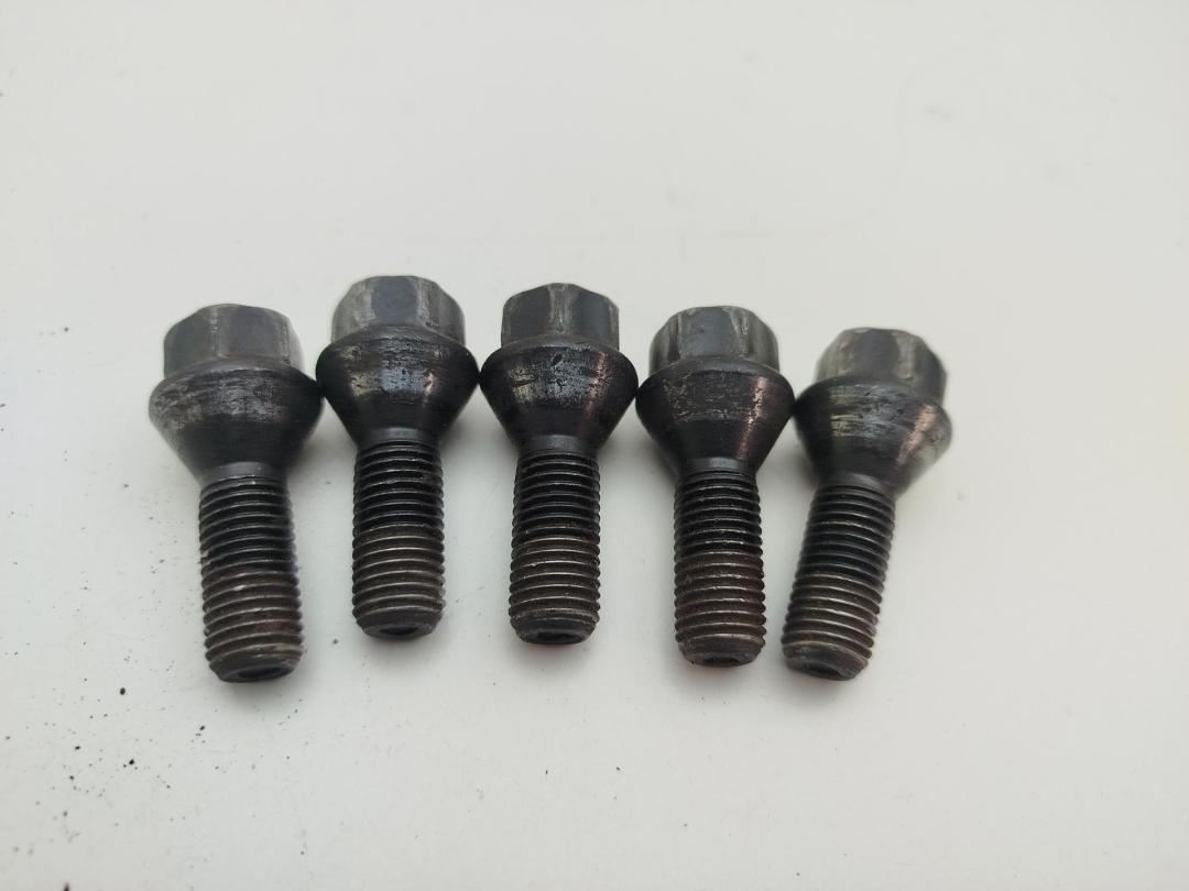 болт колесный BMW 5 E39 1996, 2.0 л., бензин, АКПП, чёрный, седан, 6781150