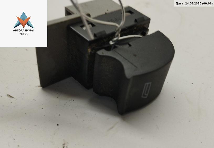 кнопка стеклоподъемника заднего левого Audi A6 4B/C5 1999, 2.4 л., бензин, МКПП, синий, универсал, 4B0959855 - фото №1