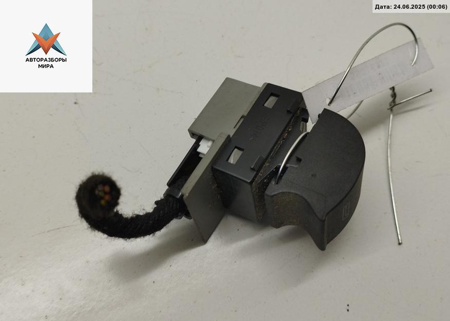 кнопка стеклоподъемника заднего правого Audi A6 4B/C5 1999, 2.4 л., бензин, МКПП, синий, универсал, 4B0959855 - фото №1