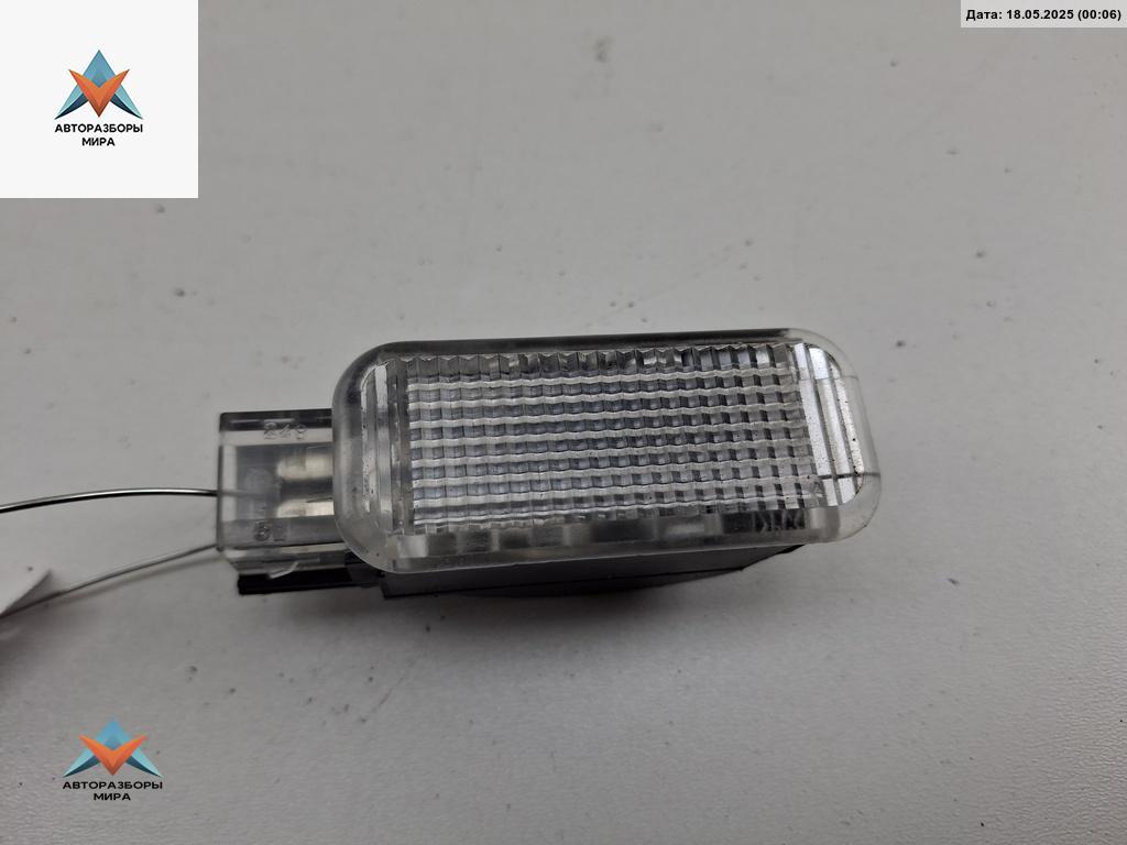 фонарь салона (плафон) Volkswagen Phaeton 1 поколение 2003, 3.2 л., бензин, АКПП, чёрный, седан, 4B0947415A - фото №1