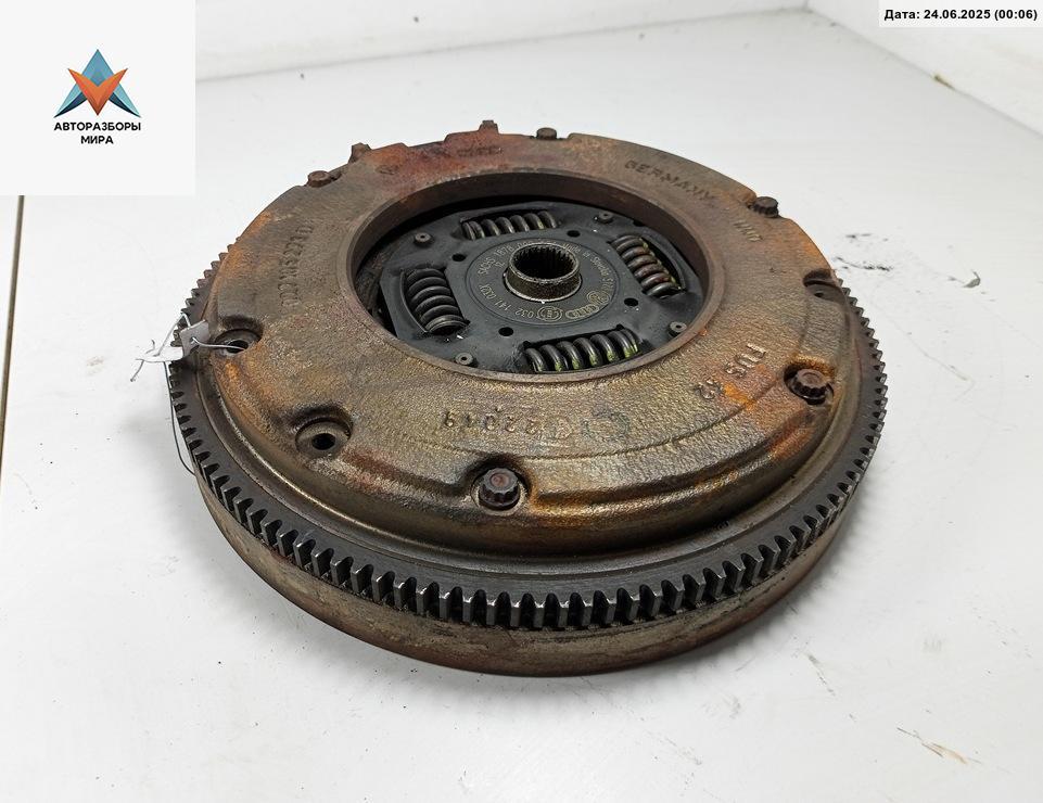 маховик Volkswagen Golf 4 поколение 1998, 1.4 л., бензин, МКПП, синий, хетчбэк 5 дв., 077105273D - фото №1