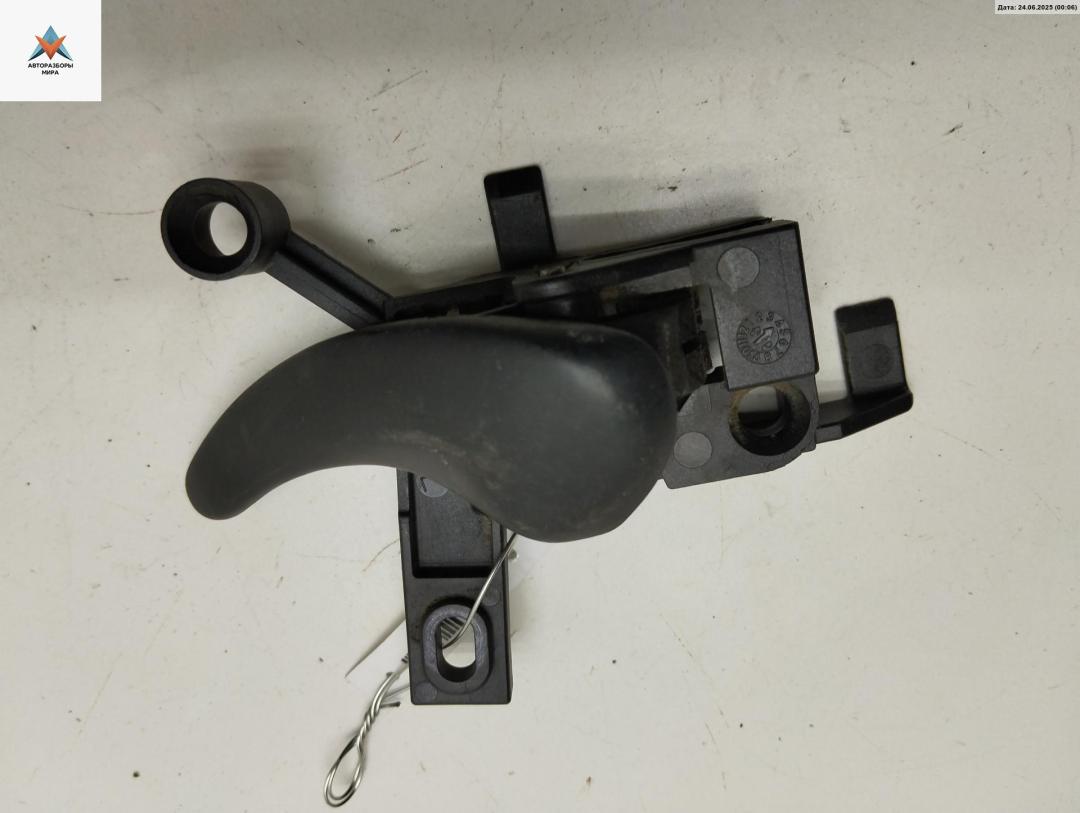 ручка внутренняя задняя левая Volkswagen Sharan 1 поколение 1999, 2.8 л., бензин, МКПП, жёлтый, минивэн, 7M0837019A - фото №1