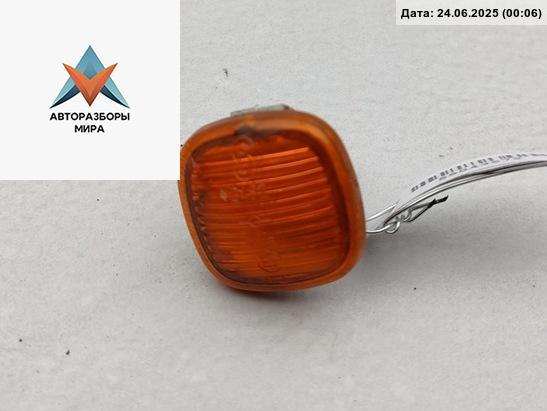 повторитель передний левый Audi A4 B5 1996, 1.6 л., бензин, МКПП, белый, седан, 4D0949101 - фото №1