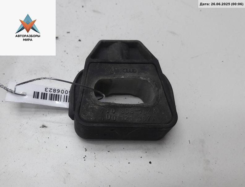 кронштейн (крепление) Volkswagen Golf 4 поколение 2001, 1.9 л., дизель, МКПП, синий, универсал, 1J0806157A - фото №1