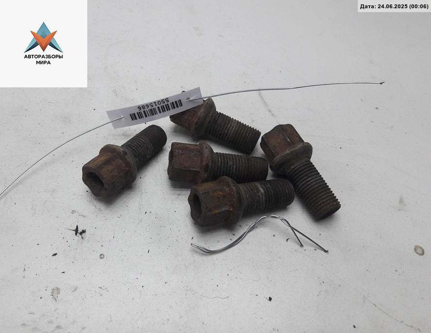 болт колесный Volkswagen Golf 4 поколение 2001, 1.9 л., дизель, МКПП, синий, универсал - фото №1