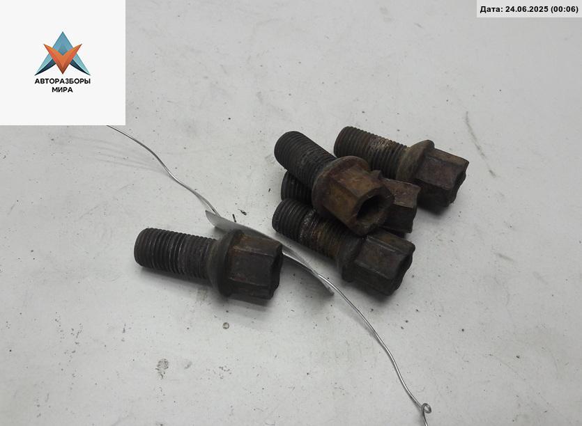 болт колесный Volkswagen Golf 4 поколение 2001, 1.9 л., дизель, МКПП, синий, универсал - фото №1