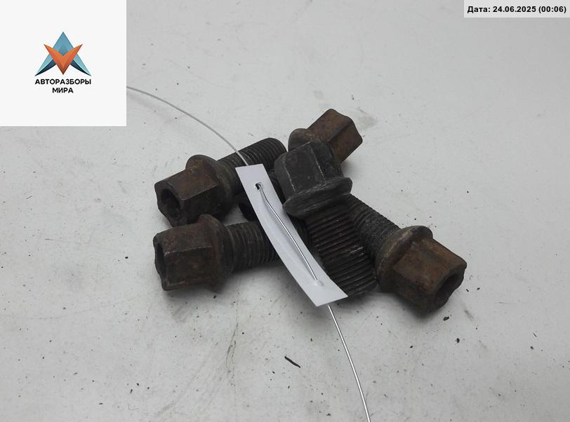 болт колесный Volkswagen Golf 4 поколение 2001, 1.9 л., дизель, МКПП, синий, универсал - фото №1