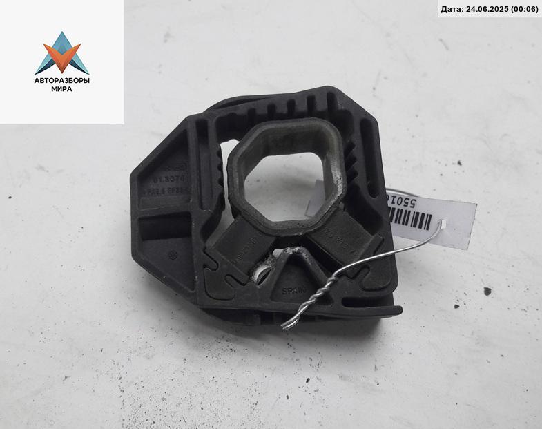 кронштейн радиатора Volkswagen Passat B6 2007, 2.0 л., дизель, АКПП, серый, универсал, 1K0121367D - фото №1