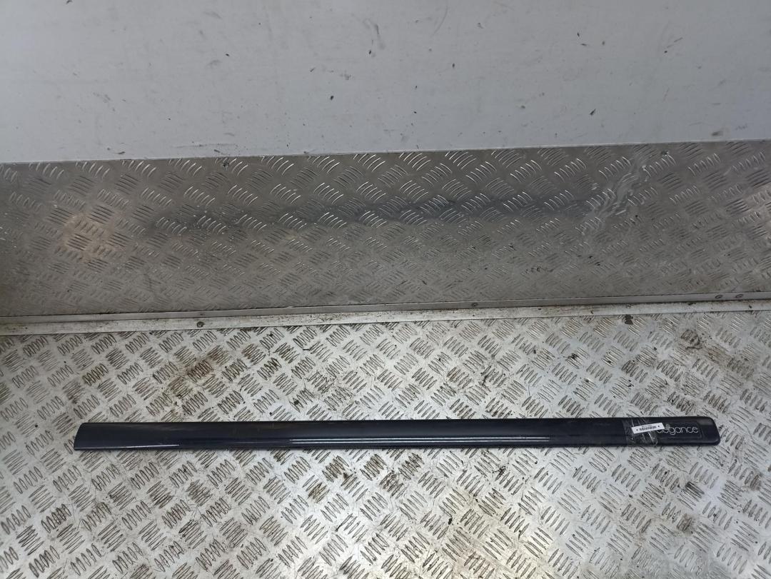 молдинг двери передней правой Opel Astra G 2003, 2.2 л., дизель, МКПП, чёрный, универсал, 13128245
