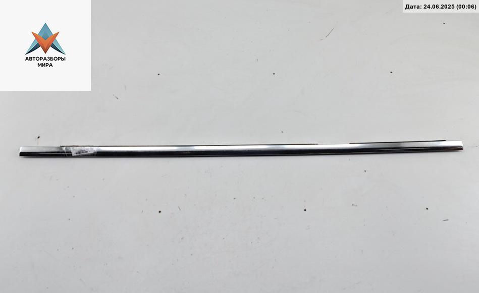 Молдинг стекла двери задней левой наружный Volkswagen Phaeton 1 поколение 2003, 3.2 л., бензин, АКПП, чёрный, седан - фото №1