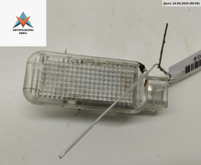 фонарь салона (плафон) Audi A6 4B/C5 1999, 2.4 л., бензин, МКПП, синий, универсал, 4B0947415 - фото №1