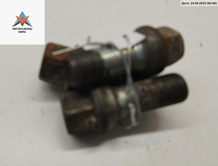 болт колесный Audi A6 4B/C5 1998, 1.8 л., бензин, АКПП, серый, седан - фото №1