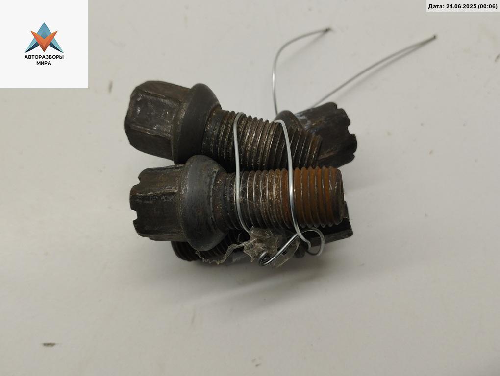 болт колесный Audi A6 4B/C5 1997, 2.8 л., бензин, МКПП, серый, седан - фото №1