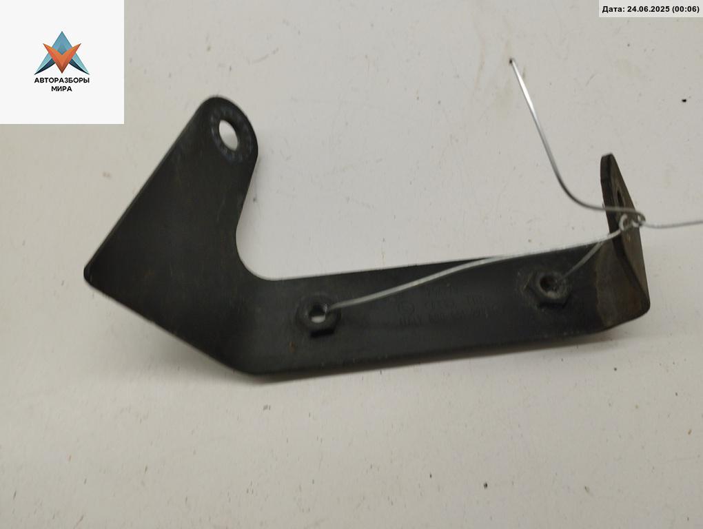 кронштейн (крепление) Audi A4 B5 1997, 1.8 л., бензин, МКПП, синий, седан, 8D0951220C - фото №1
