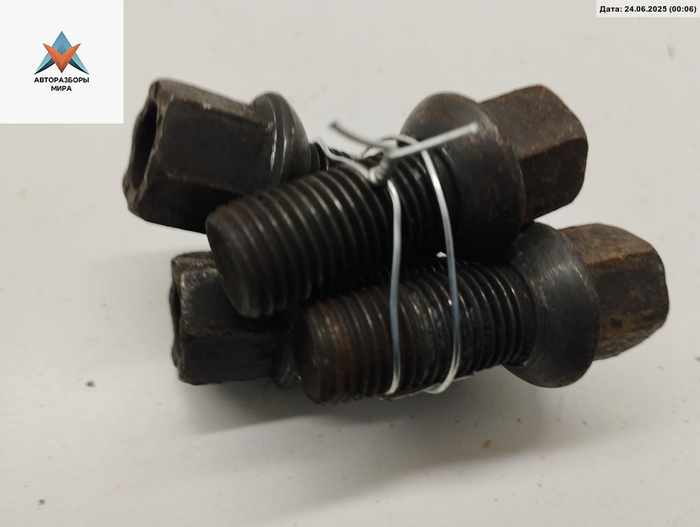 болт колесный Audi A4 B5 1997, 1.8 л., бензин, МКПП, синий, седан - фото №1