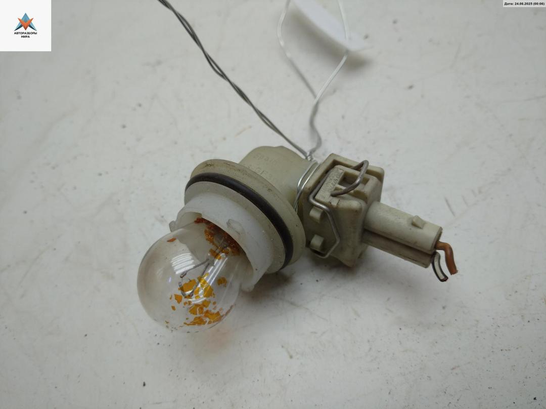 Патрон лампы указателя поворота Volkswagen Transporter T4 1997, 2.5 л., дизель, МКПП, красный, микроавтобус - фото №1