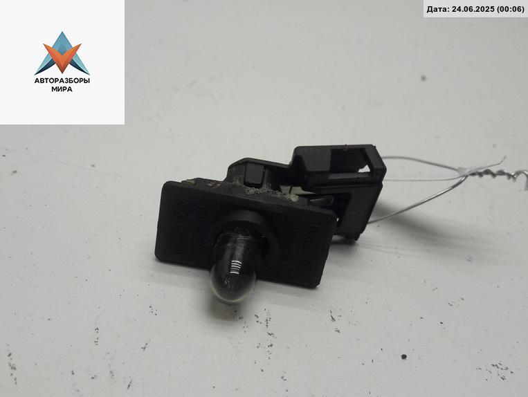 подсветка номера Volkswagen Golf 3 поколение 1996, 1.8 л., бензин, МКПП, синий, хетчбэк 3 дв., 1H6943167B - фото №1